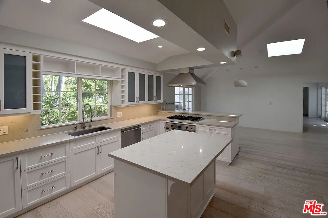 4 bed, 5.0 bath, 2941 sqft, $20,000 — Photo 3