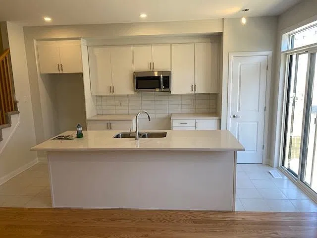835 Eileen Vollick Cres — Photo 3