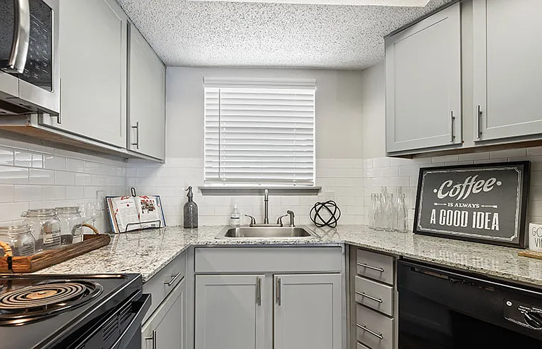 The Elise Apartments — Photo 2