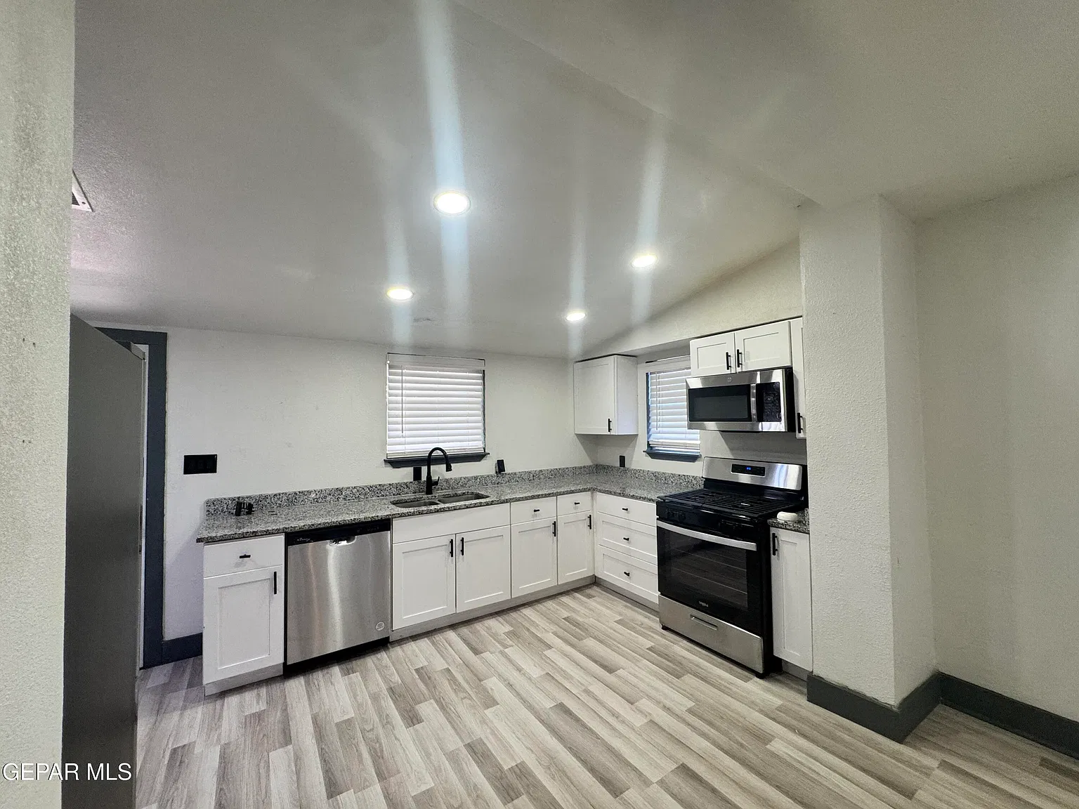 2 bed, 985 sqft, $1,550 — Photo 3