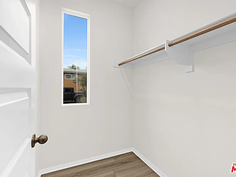 220 Lockhart Way — Photo 5