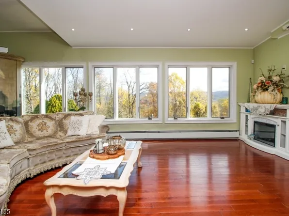 28 Edsall Dr, Vernon Twp., NJ 07461