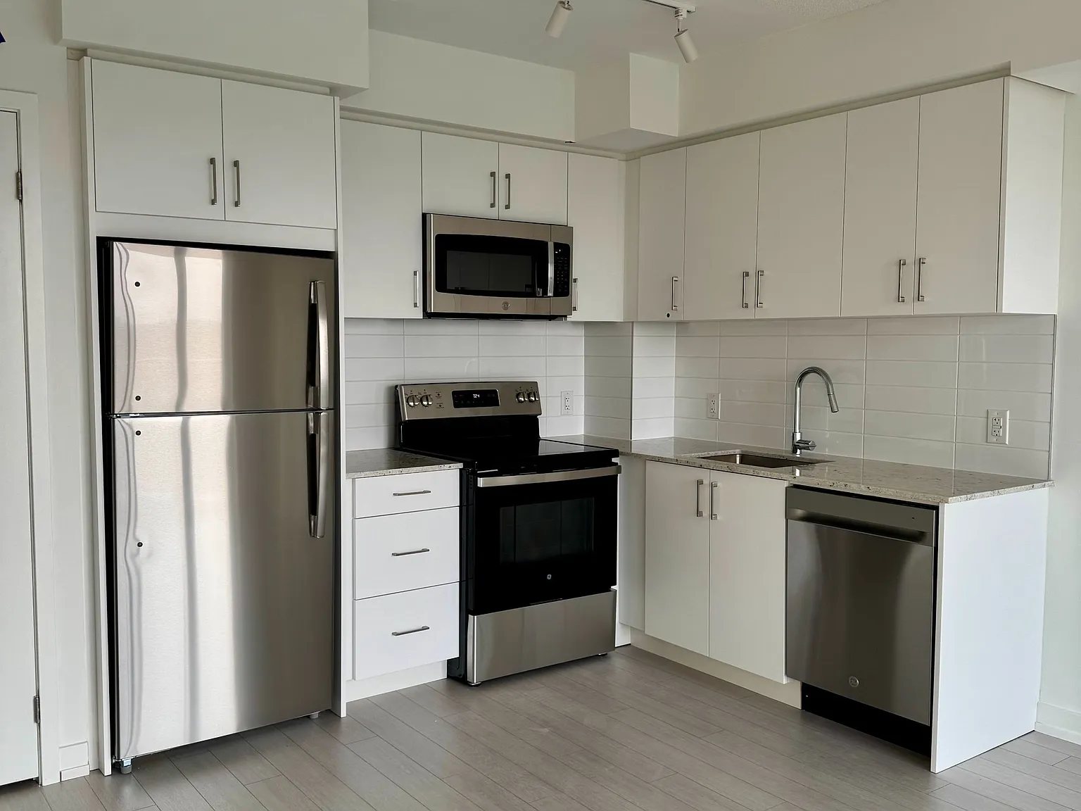 Notting Hill Condominiums — Photo 3
