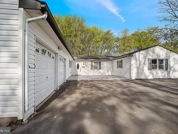 2nd image of 1227 Lavender Rd