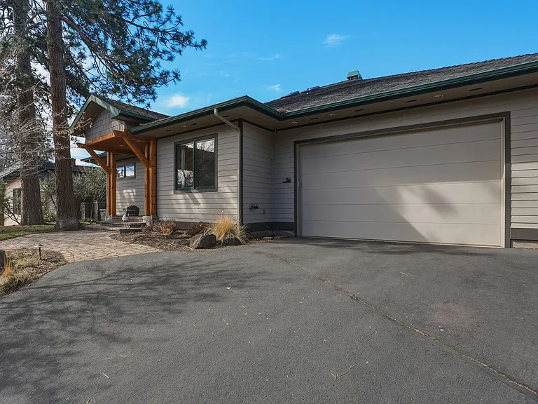 26 NW Shasta Pl — Photo 2