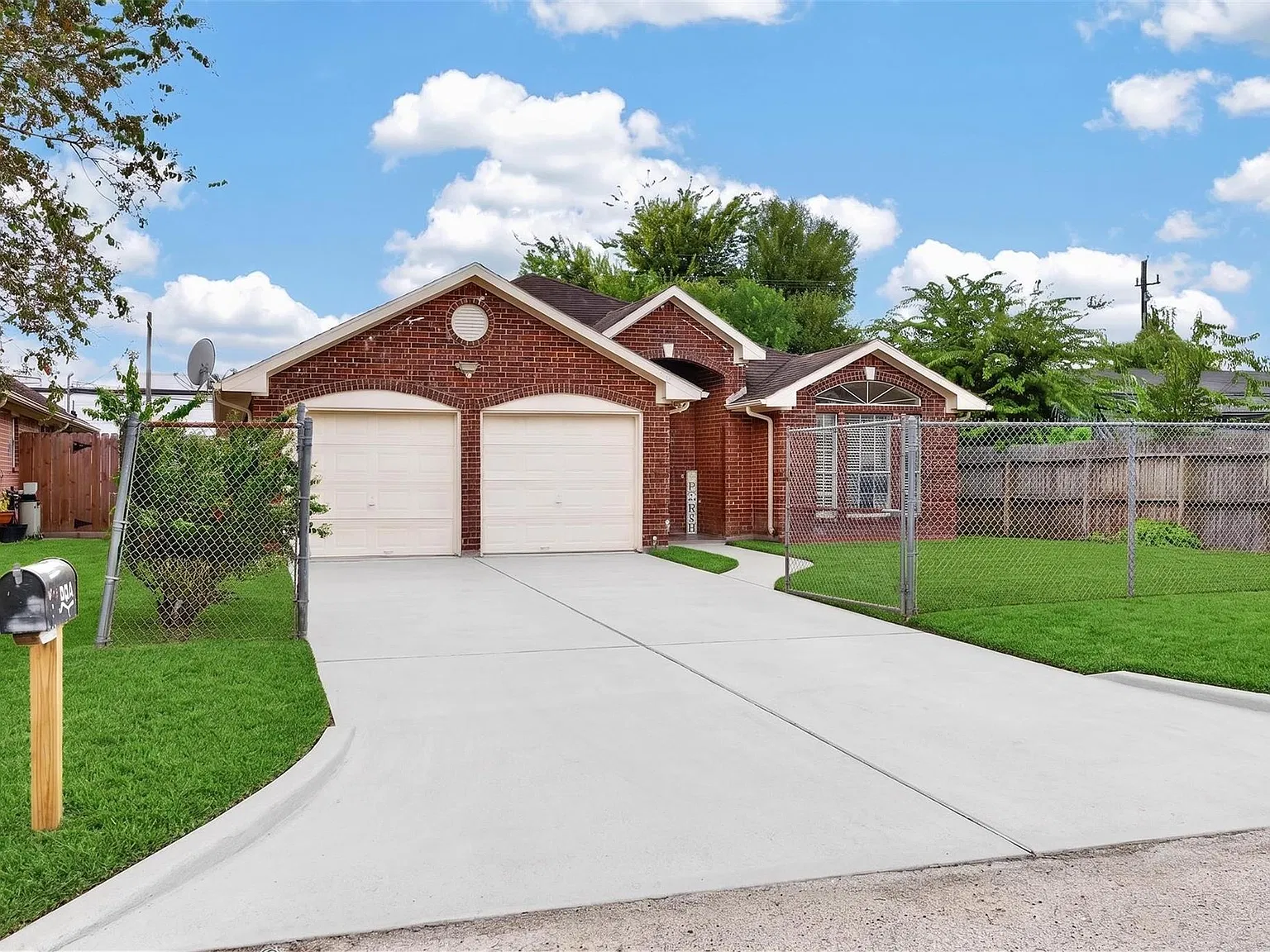 4 bed, 2.0 bath, 1665 sqft, $2,000 — Photo 2