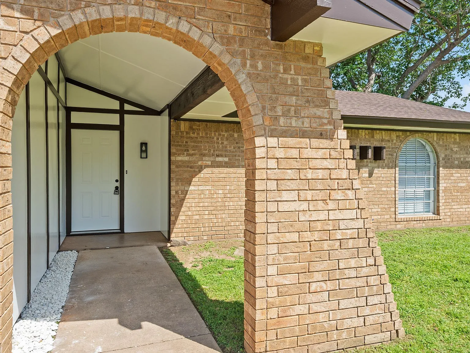 3 bed, 2.0 bath, 1422 sqft, $2,200 — Photo 3