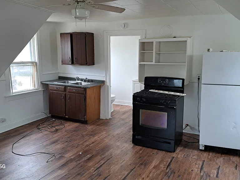 1132 E Lovejoy St #4 — Photo 3