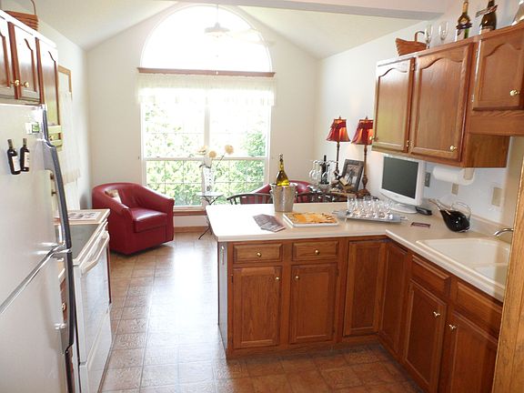 Kitchen & Sitting Area