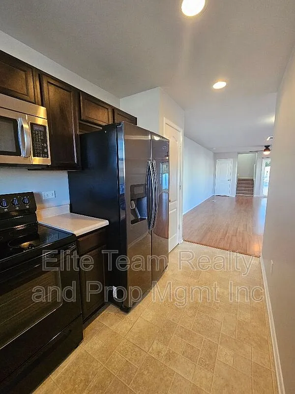 2 bed, 2.5 bath, 1208 sqft, $1,950 — Photo 3