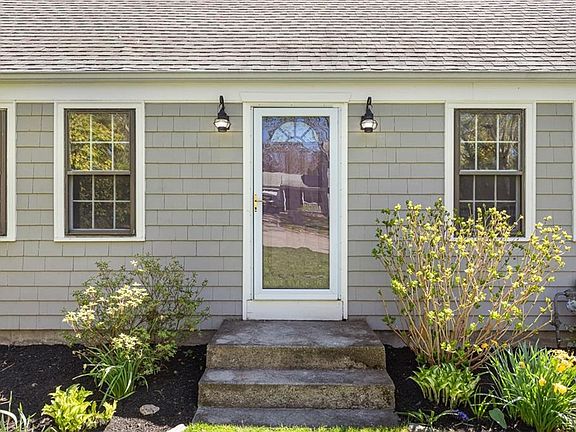 3rd image of 6 Jenks Garden Ln