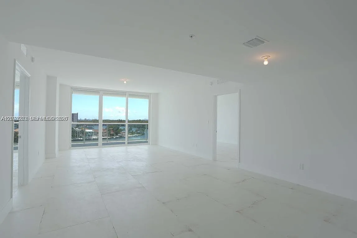 400 Sunny Isles Condo Wes — Photo 2