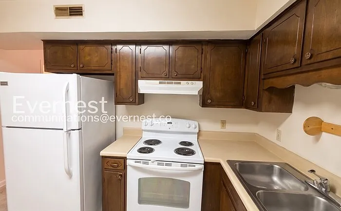 2 bed, 1.5 bath, 927 sqft, $945 — Photo 3
