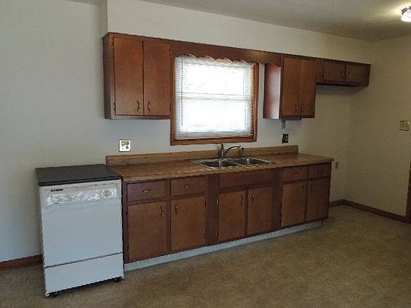 3rd image of 5576 Endicott Ave
