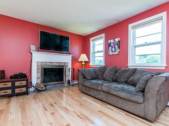 5th image of 63 Henry Dr