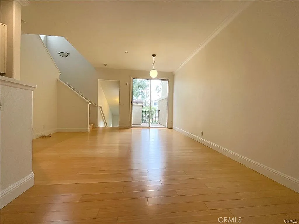 1 bed, 1.5 bath, 890 sqft, $3,100 — Photo 3