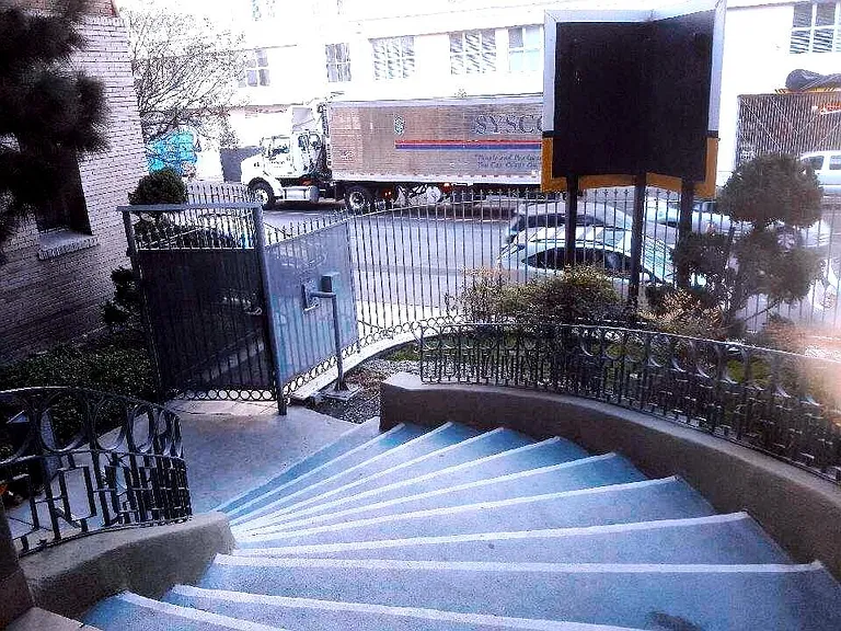 615 S Virgil Ave — Photo 2