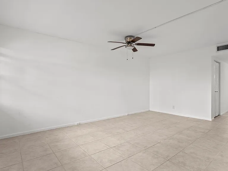 2044 Hythe Pl #C — Photo 10