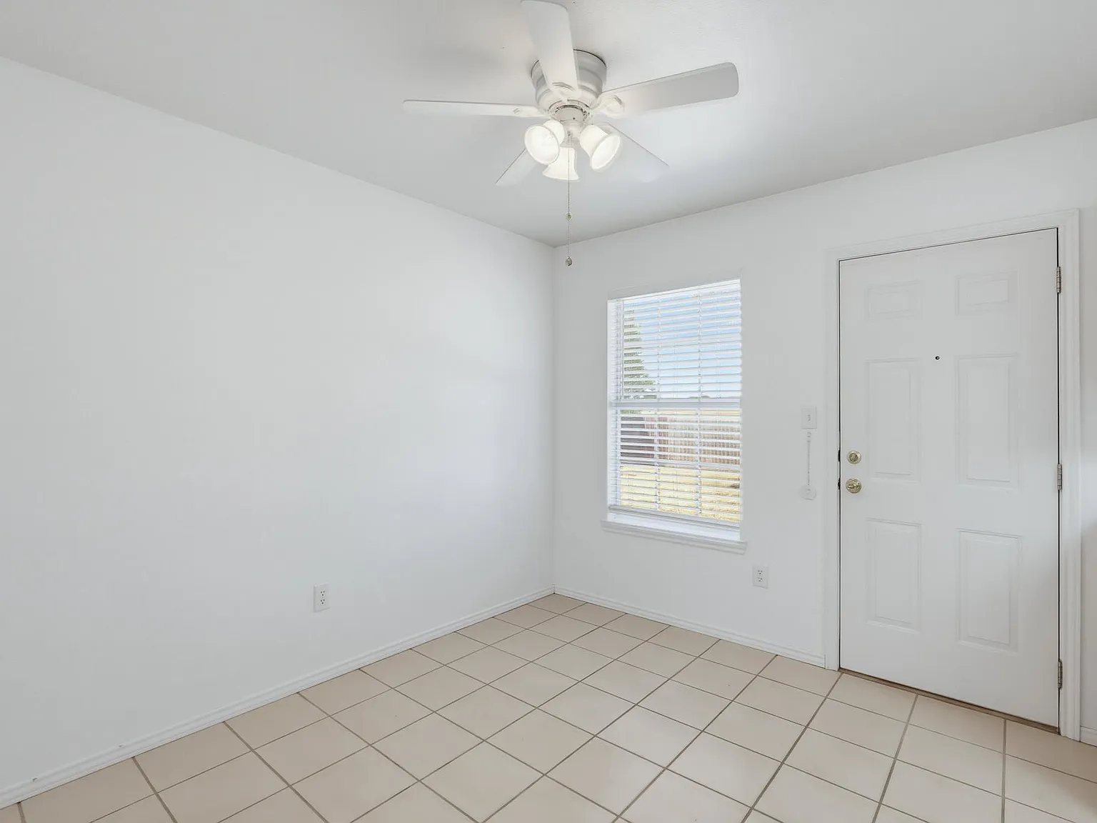 3 bed, 1169 sqft, $2,400 — Photo 4