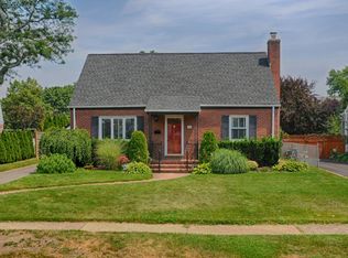 14 Chelsea Dr, Merrick, NY 11566