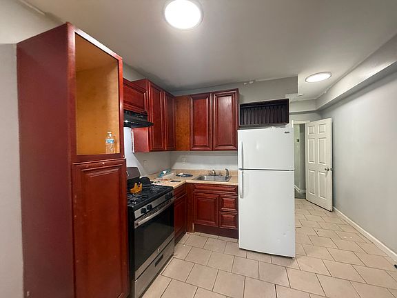 2nd image of 77 Bostwick Ave APT 2L