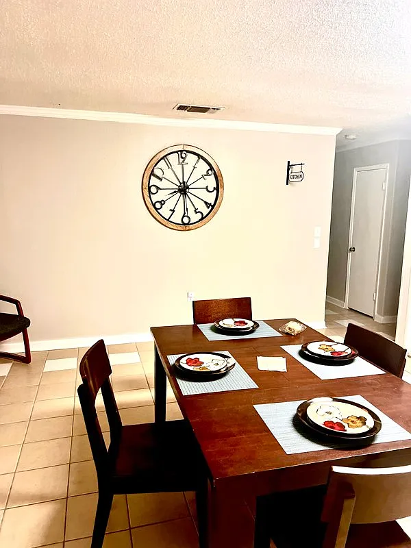 Private Room for Rent in a spacious, clean, safe and courteous home — Photo 1