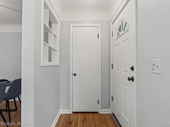 2nd image of 28455 Thorny Brae Rd