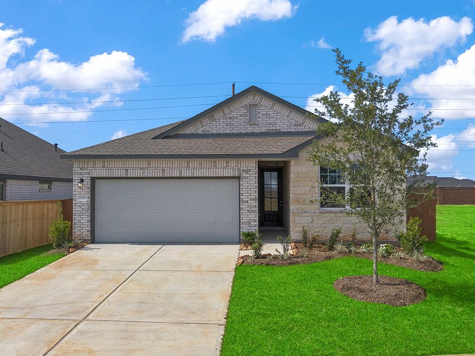 Welcome home to 27506 Beachside Arbor Drive located in the master planned community of Sunterra and