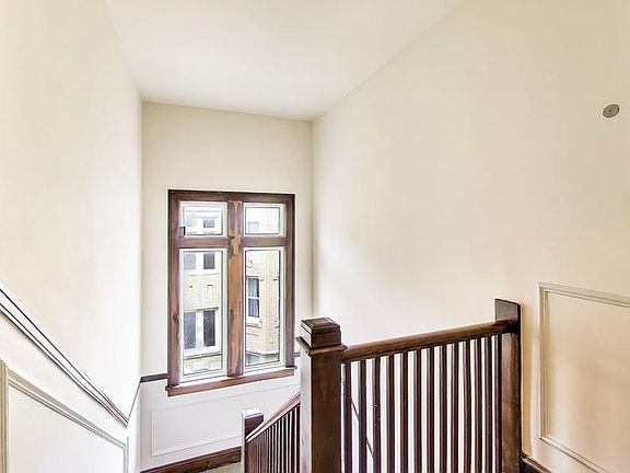 3rd image of 6813 N Lakewood Ave APT 3W