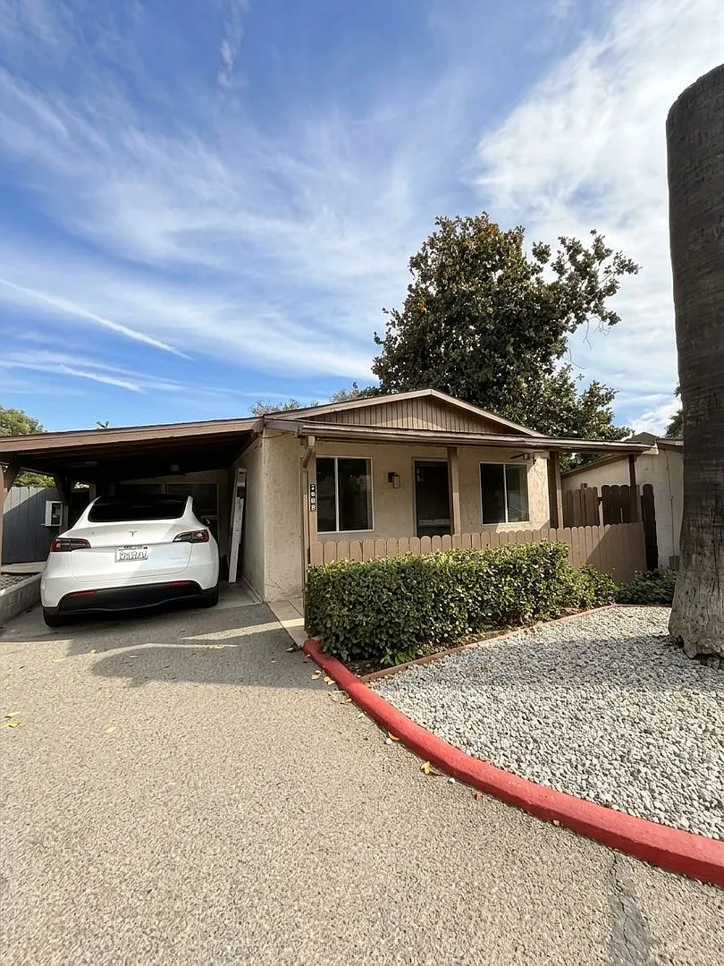 1 bedroom Cottage - Vaulted Ceiling, Washer/Dryer Hookups, a/c, Fenced Yard/Patio, Pet Friendly — Photo 1