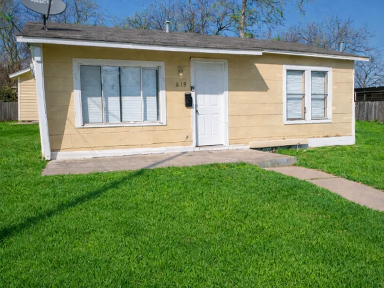 819 Larry — Photo 2