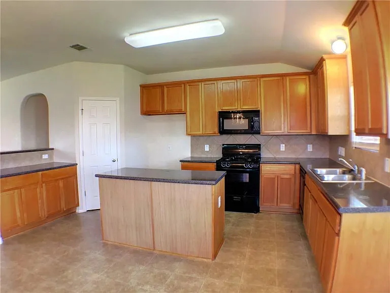 511 W South St — Photo 6