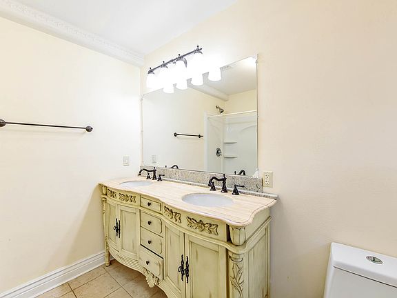 9th image of 208 W 13th St
