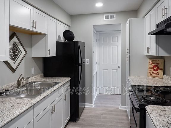 4th image of 2320 Hamilton Ave #8
