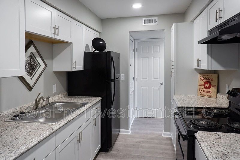 2nd image of 2320 Hamilton Ave #7