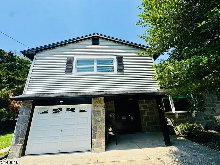 323 Parry Rd — Photo 1