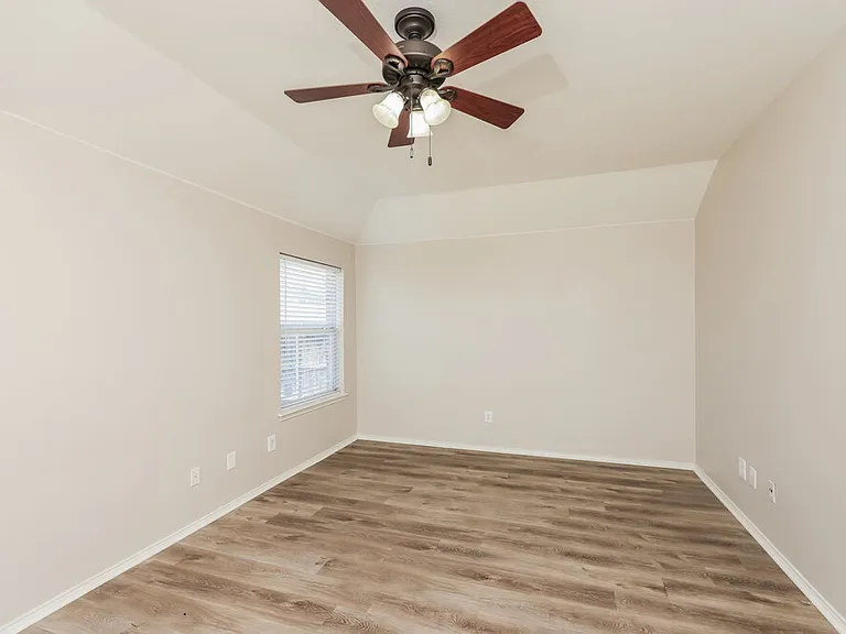 320 Foreston Dr — Photo 10