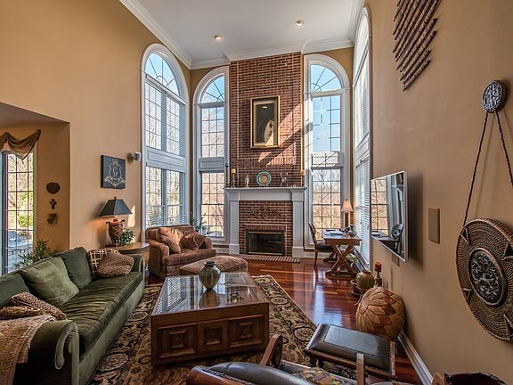 5th image of 39W316 Cambridge Ct