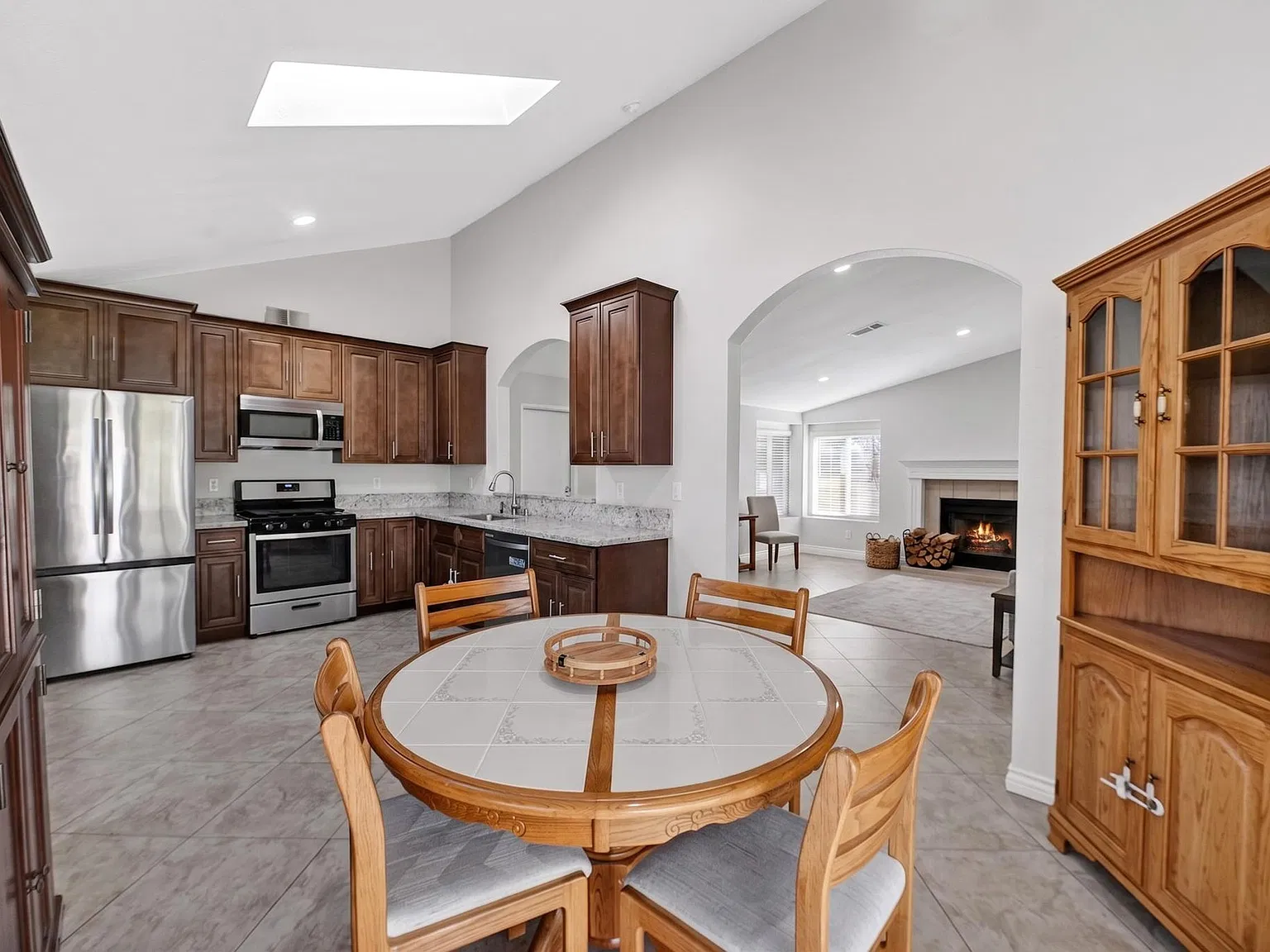 3 bed, 1232 sqft, $3,200 — Photo 2