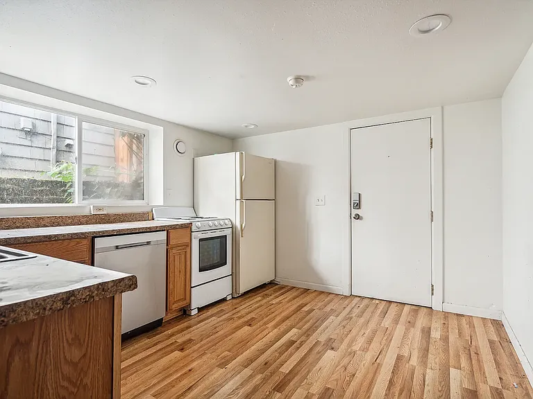 4708 7th Ave NE #B — Photo 2