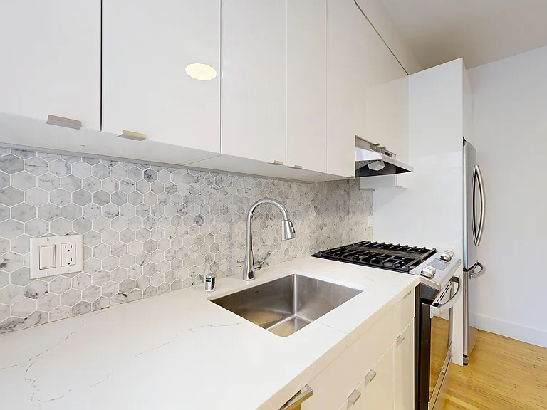 2942 Franklin St #9 — Photo 5
