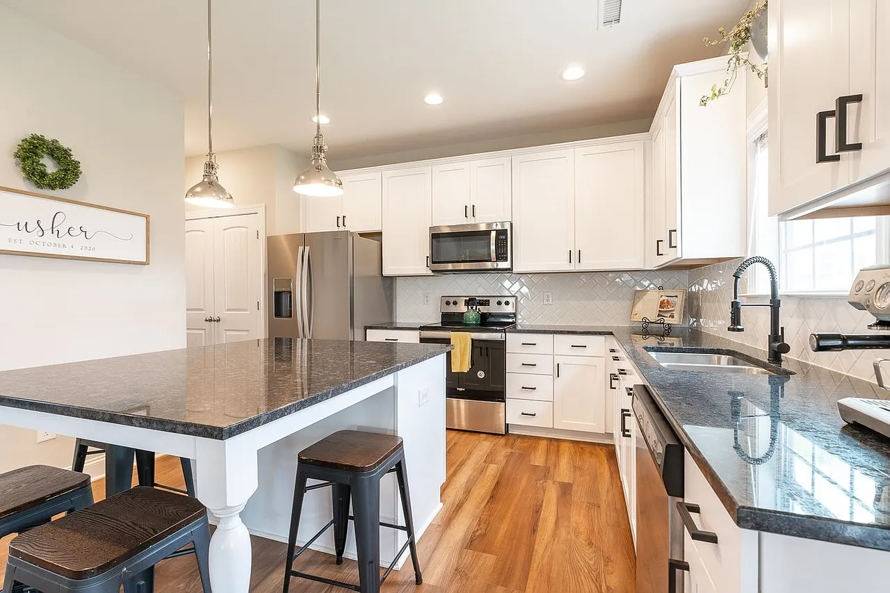 3 bed, 2.5 bath, 2237 sqft, $2,300 — Photo 4
