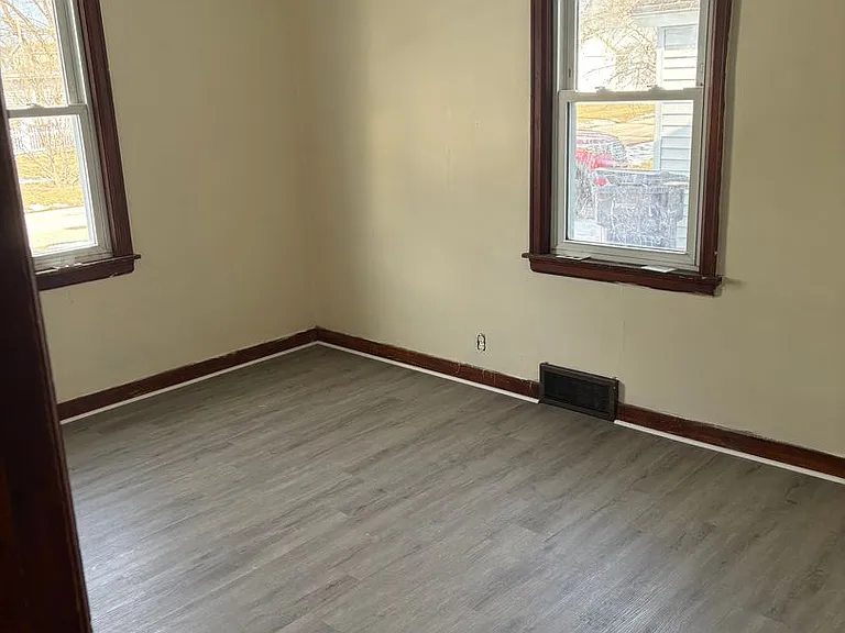 232 N Pine St — Photo 6