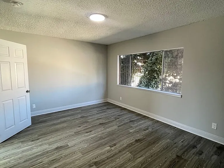 11530 S Normandie Ave — Photo 14