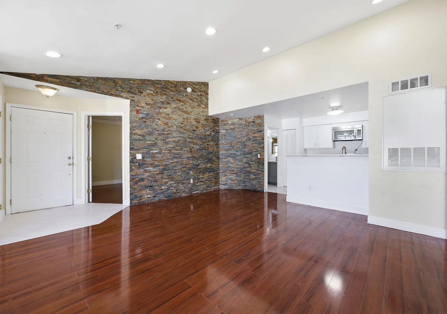 Recently Renovated. 2 bedroom and 2 bath condo at Villa del Sol — Photo 4