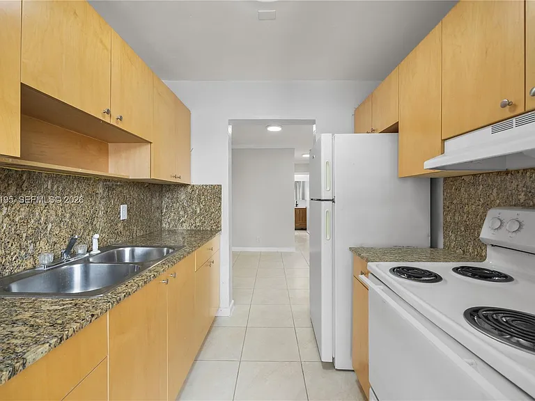 5450 Hollywood Blvd #202 — Photo 14
