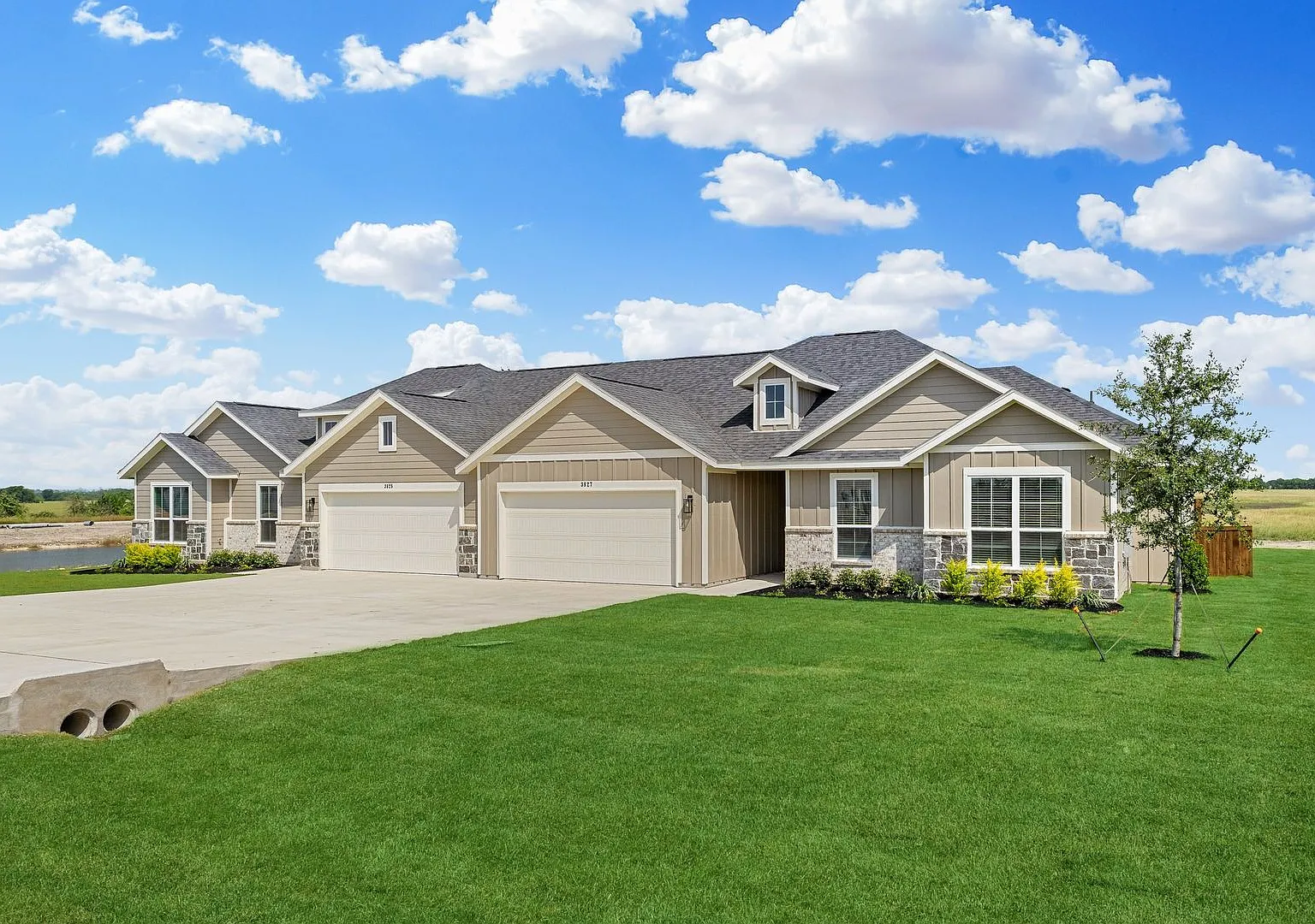 Available Now! Luxurious Duplex Located On 1-Acre Lot In Midlothian, Tx! — Photo 4