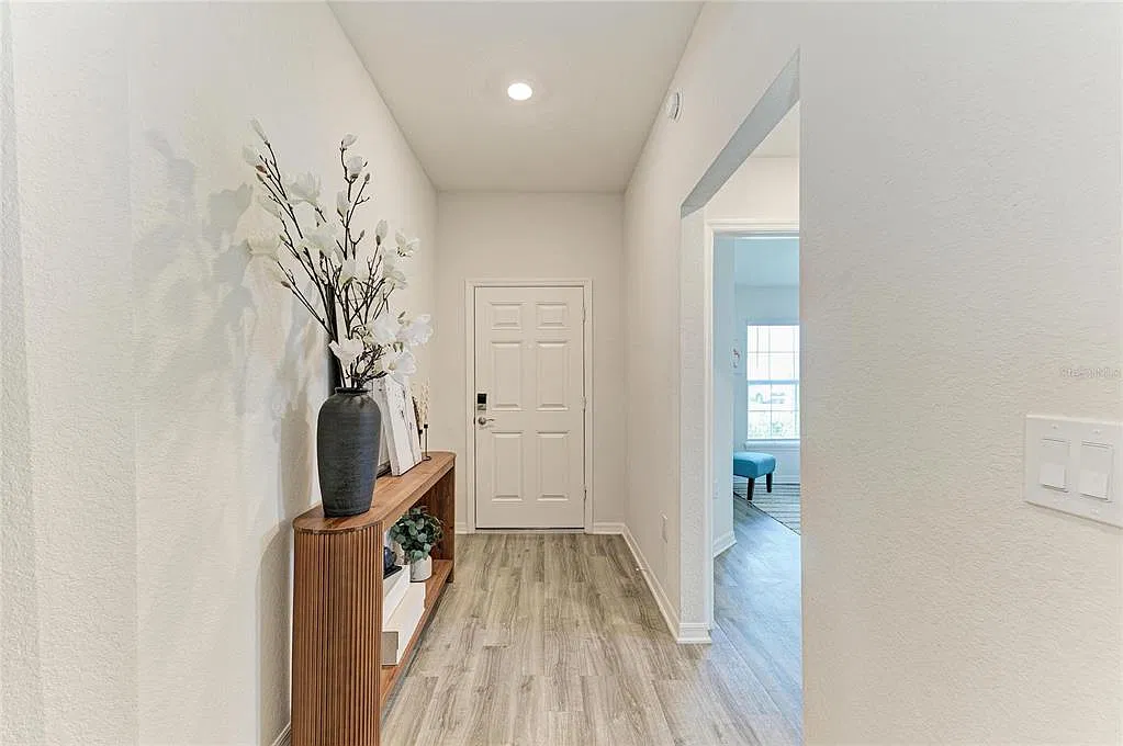 4 bed, 2.0 bath, 1705 sqft, $2,600 — Photo 4