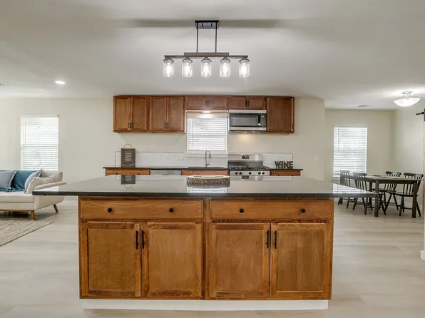 1320 Wayne St, Fort Worth, TX 76117