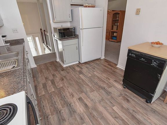 2nd image of 8 Oakwood Ln